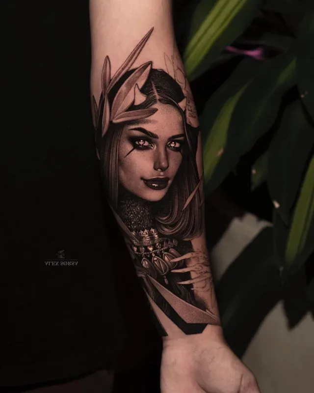 Black & Grey портрет девушки с сюрреалистичной графикой