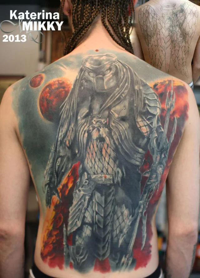 Тату Хищник на спине