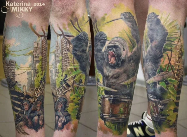 Тату на голени семьи Горилл в заброшенном городе