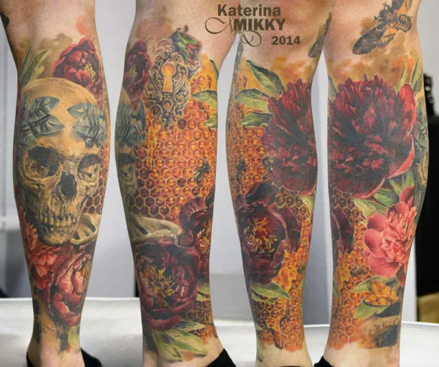Тату женские на ноге Чикана Санта Муэрта