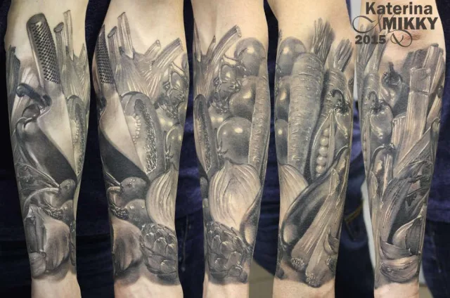 Тату овощи и нож ч/б на предплечье