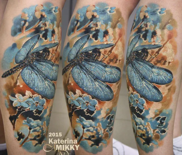 Тату стрекоза на сакуре