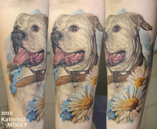 Тату питбуль с незабудками и ромашками