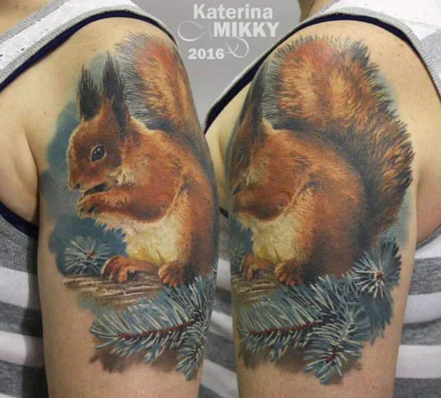 Тату белка на ели