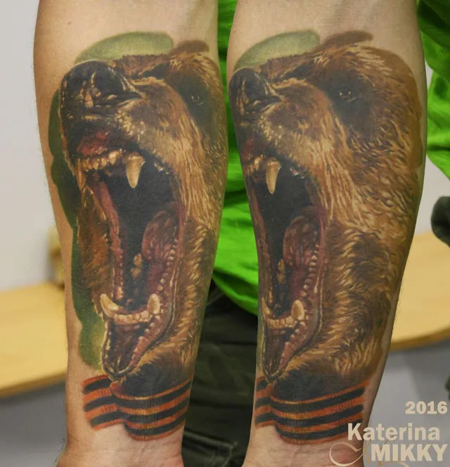 Тату медведь с георгиевской лентой