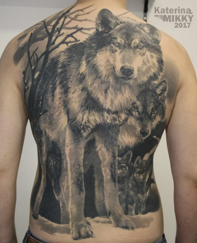 Тату мужская волки на спине чб