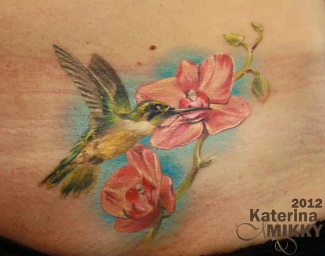 Тату колибри и орхидея