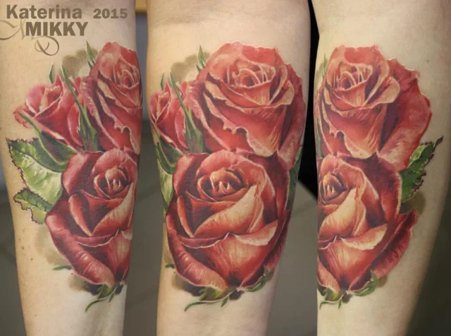 Тату роза красная