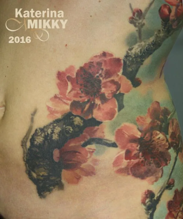 Тату сакура на животе