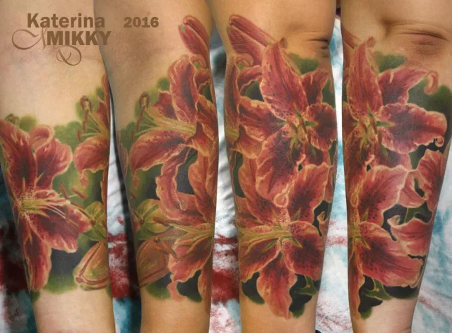 Тату лилия красная