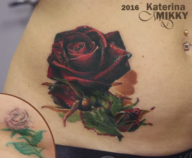 Татуировка роза на животе Cover up