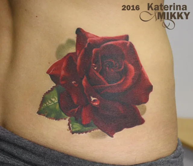 Татуировка роза на боку