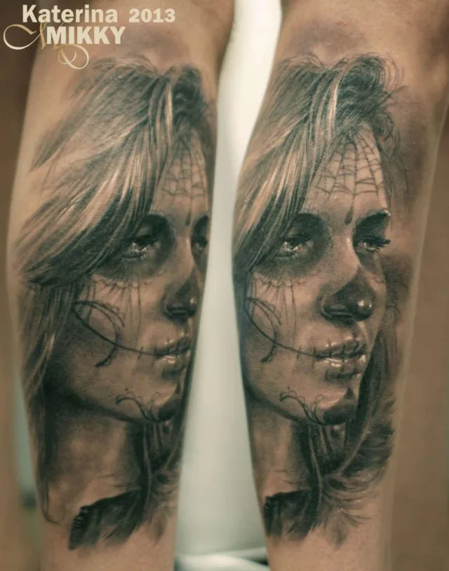 Тату череп Катрины Чикано