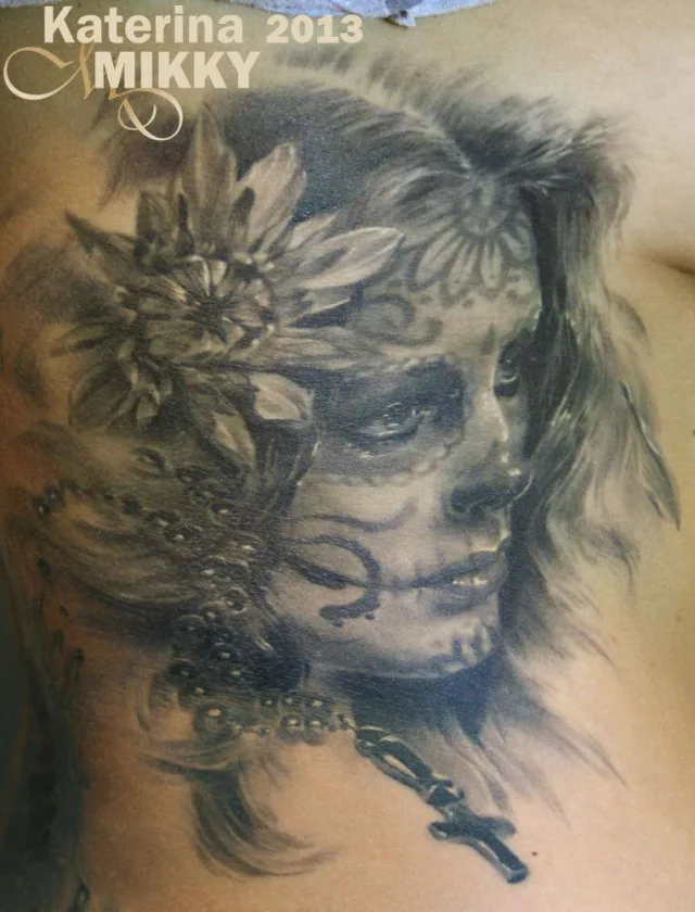 Тату череп Катрины Чикано