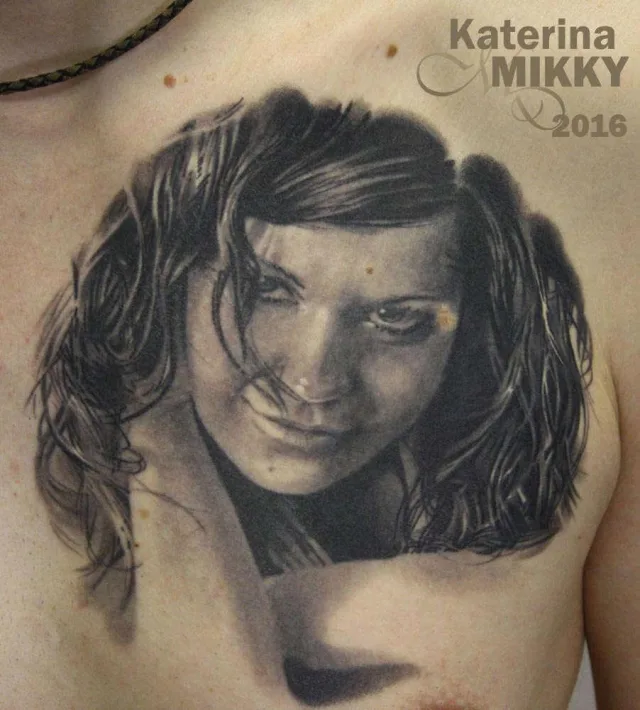 Тату портрет девушки на груди мужчины