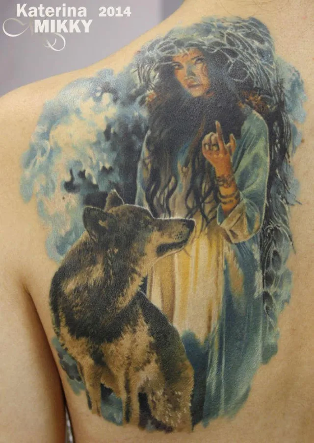 Татуировка девушка и волк