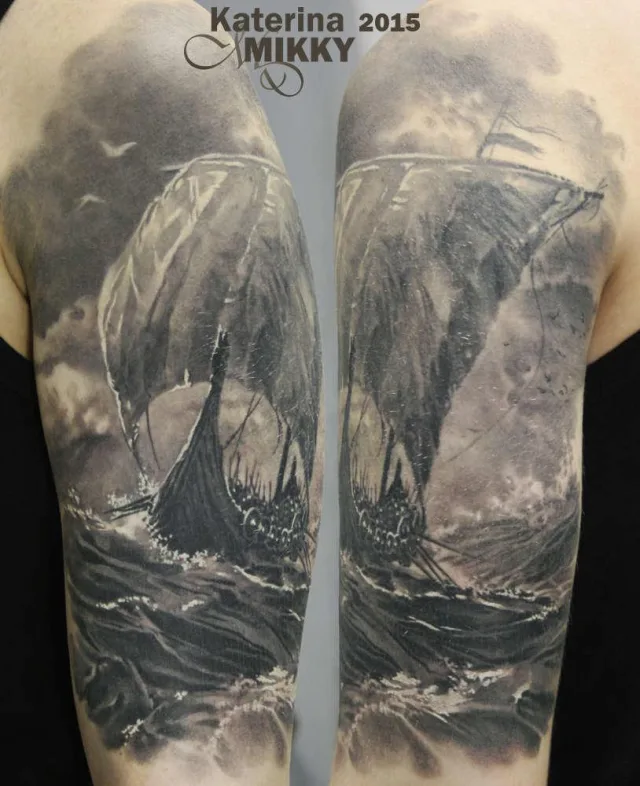 Татуировка старинного корабля в океане