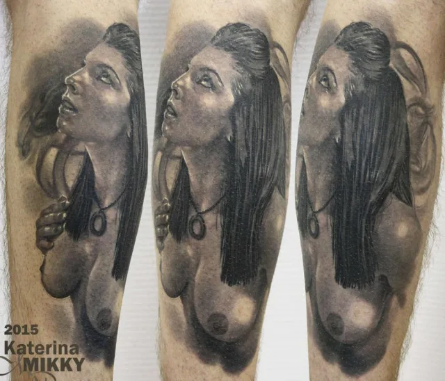 Тату портрет девушки на голени
