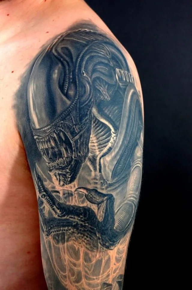 Тату чужой на плече