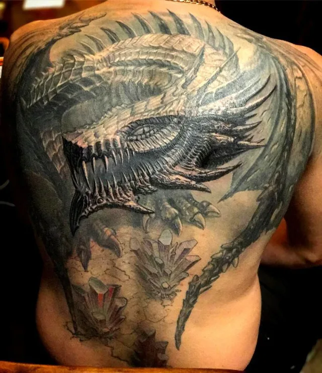 Тату дракон с кристаллами киберпанк на спине