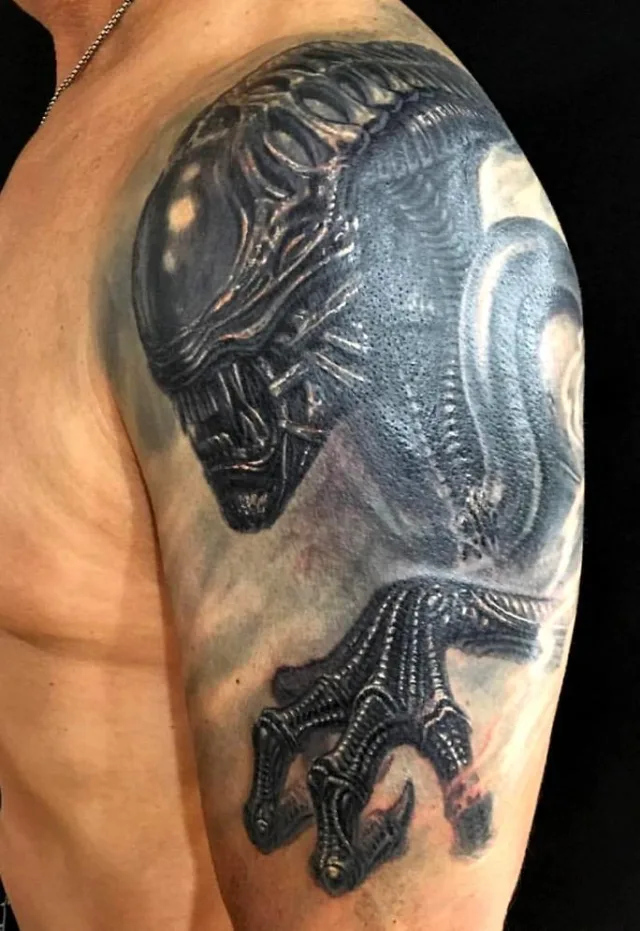 Тату чужой на плече чб