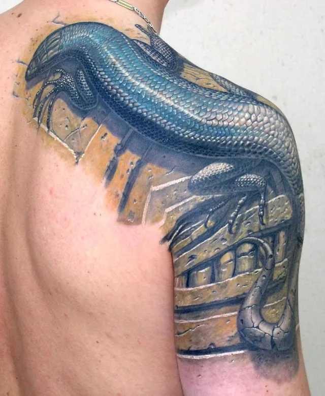 Тату ящерица на камне плечо шея