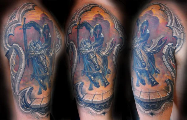 Тату рыцарь меченосец тамплиер в шлеме на коне плечо