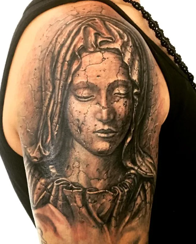 Тату мадонна камень на плече