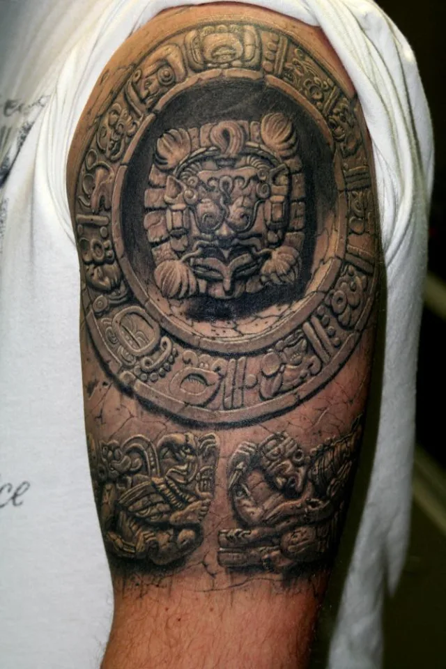 Тату майя зодиак в камне на плече