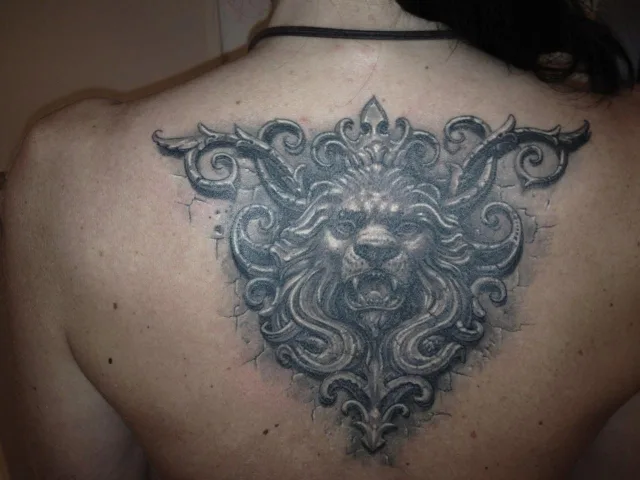 Тату лев с короной кельтский в камне на спине