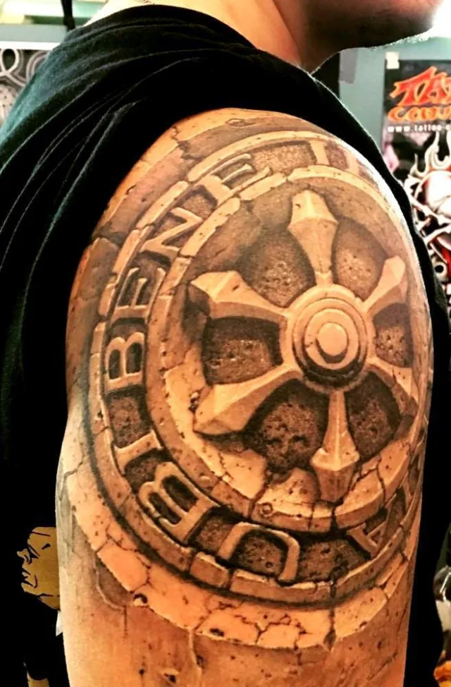 Тату надпись по латыни Ubi bene ibi patria - Где хорошо, там и родина и громовой знак в камне на плече