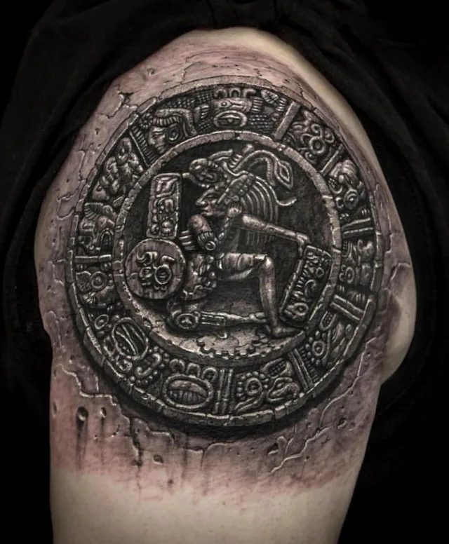 Тату знак майя зодиак в камне на плече