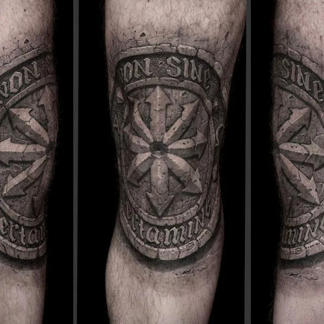 Тату Рим не сдавайся по латыни Non sine certamine в камне на ноге