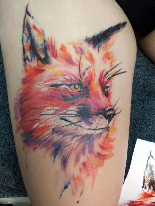 Тату лиса акварельный скетч на бедре