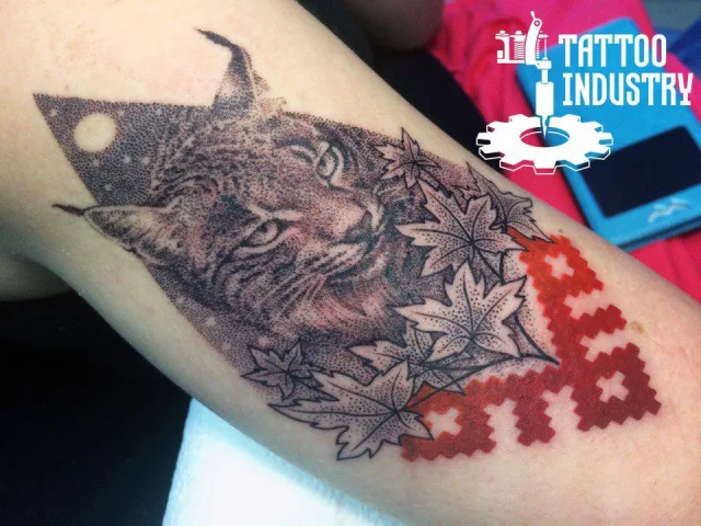 Тату рысь дотворк славянский орнамент на плече девушки