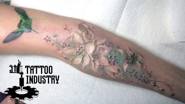 Тату цветы с колибри антистресс на руке девушки