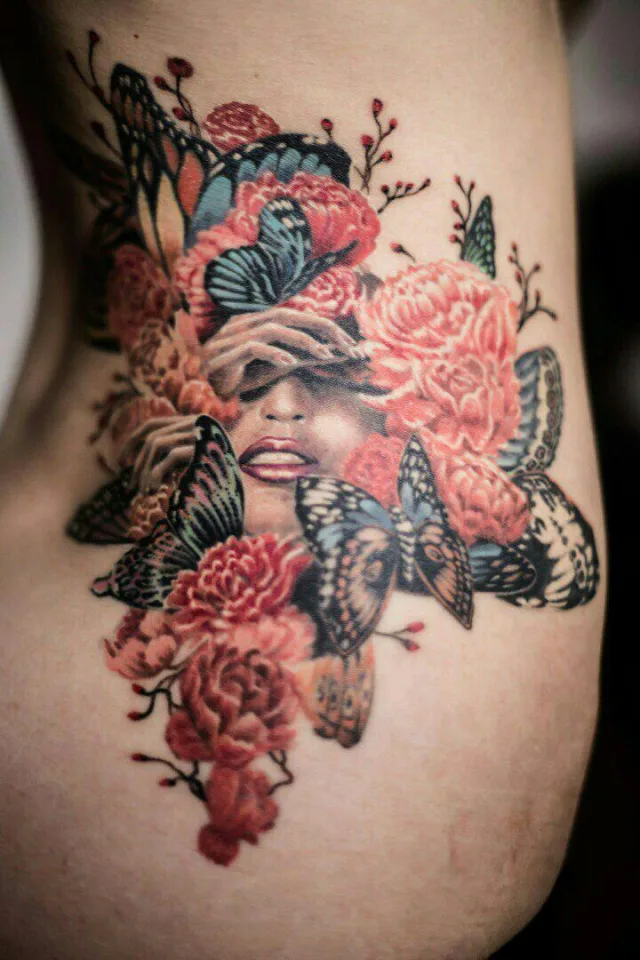 Тату цветы, бабочки и портрет женская на животе