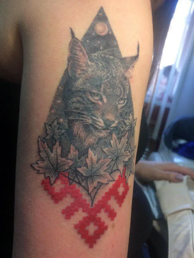 Тату рысь дотворк славянский орнамент на плече девушки