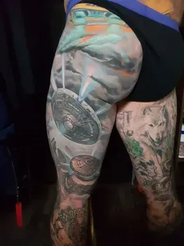 Татуировка на бедре в стиле научной фантастики с изображением космического корабля, облаков и мистических символов, сочетающая элементы фэнтези и технологий.