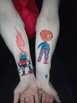 Татуировки в детском стиле на руках: изображение забавного робота-кота с кассетным плеером и мультяшного персонажа с большими очками, выполненные яркими цветами и с элементами игривости.