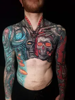 Киберпанковская татуировка на груди и руках с изображением механических черепов, синхронизированных с роботизированными элементами, выполненная в ярких красных и синих тонах.