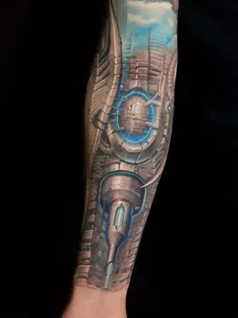 Татуировка на руке в стиле киберпанк с изображением сложной роботизированной структуры, с яркими синими и металлическими элементами, создающими динамичный и футуристичный эффект.