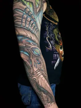 Татуировка на руке в стиле киберпанк с изображением механических элементов, сочетание металлических и синих акцентов, создающих футуристичный и динамичный образ.