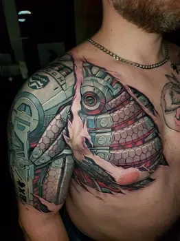 Татуировка на плече и груди в стиле киберпанк с изображением механических элементов, сетки и разрушенной кожи, создающих эффект высокотехнологичной биомеханики.