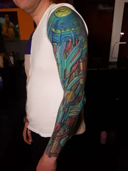 Киберпанковская татуировка на руке с изображением сложных механических элементов и проводки, выполненная в ярких зеленых и красных тонах, создающая футуристичный и технологичный образ.