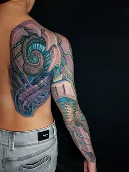 Киберпанковская татуировка на спине и руке, сочетание механических элементов и спиральных форм, выполненная в розовых и синих оттенках, создающая эффект высокотехнологичной биомеханики.