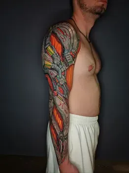 Яркая татуировка на руке в стиле киберпанк с металлическими элементами, красными и оранжевыми акцентами, создающими эффект динамичной и футуристичной биомеханики.