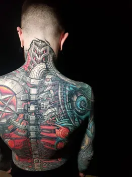 Татуировка на спине в стиле киберпанк с изображением механических элементов, красных и синих акцентов, а также спиральных и технологичных форм, создающих эффект футуристичной биомеханики.